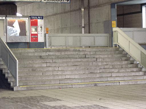 20100123_1 (5).JPG - Aufgang zum S-Bahn-Bahnhof Oespel - Kein Ort zum Wohlfühlen